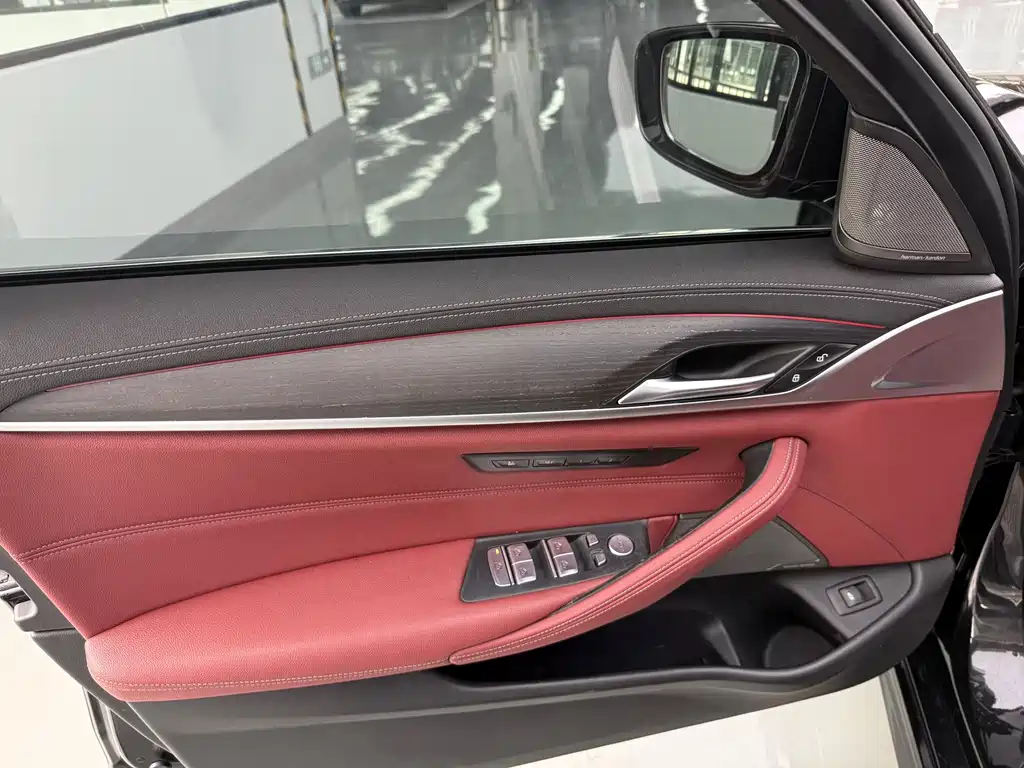 BMW 5 Series — миниатюра 4