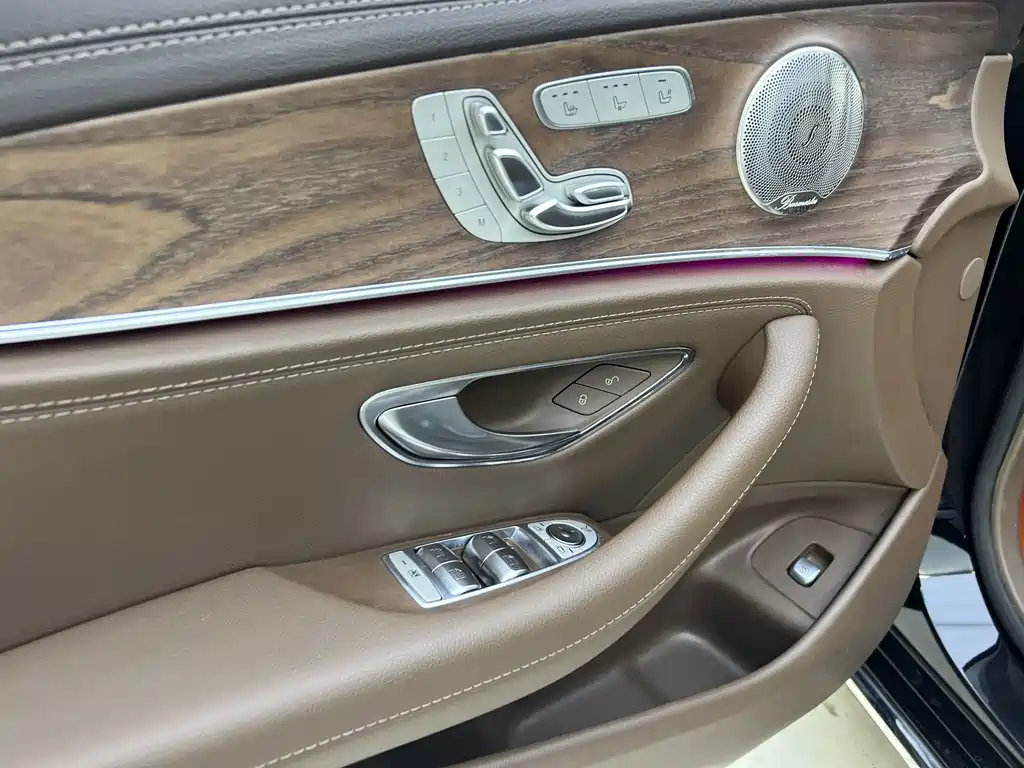 Mercedes-Benz E-Class — миниатюра 8