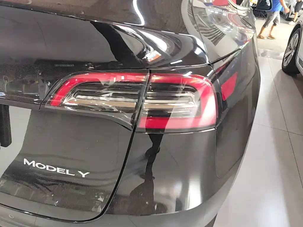 Tesla Model Y — миниатюра 8