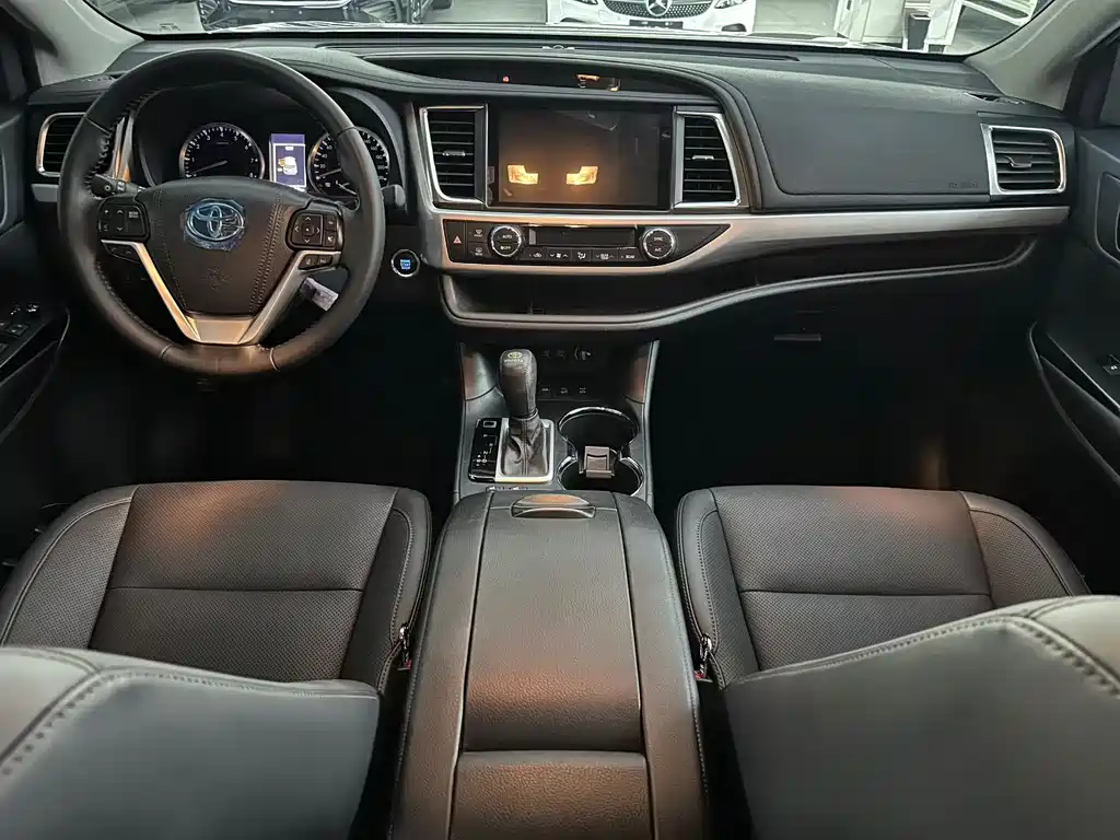 Toyota Highlander 2021 2.0T Luxury 7 мест