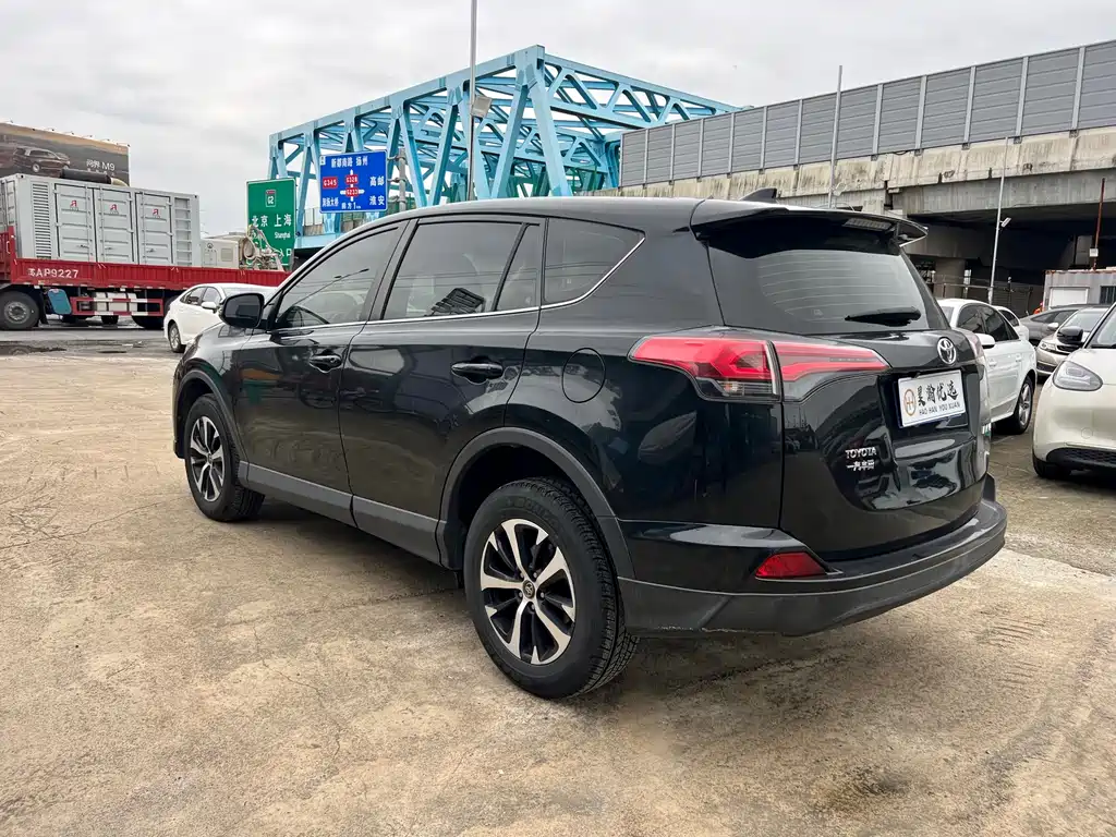 Toyota RAV4 — миниатюра 9