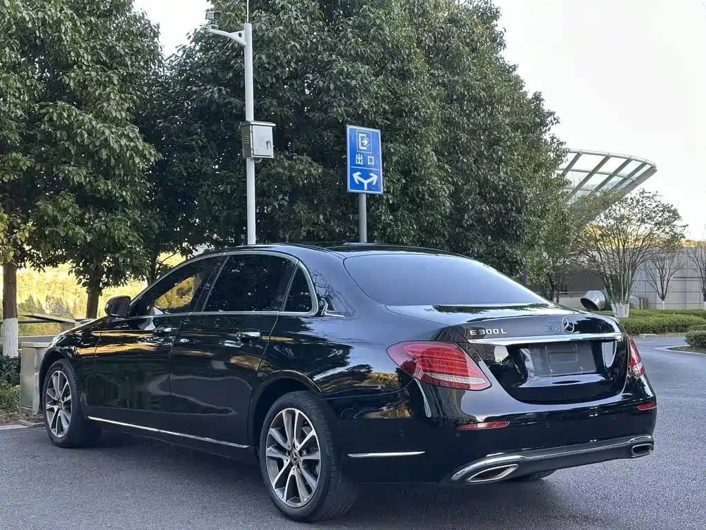 Mercedes-Benz E-Class — миниатюра 9