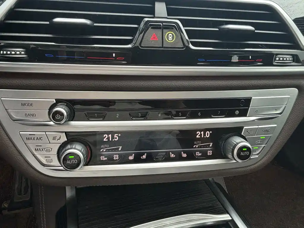 BMW 7 Series — миниатюра 7