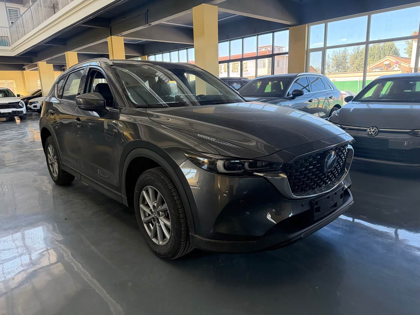 Mazda CX-5 2.0 л 2025 г. Серебристо-серый, пробег 1700 км