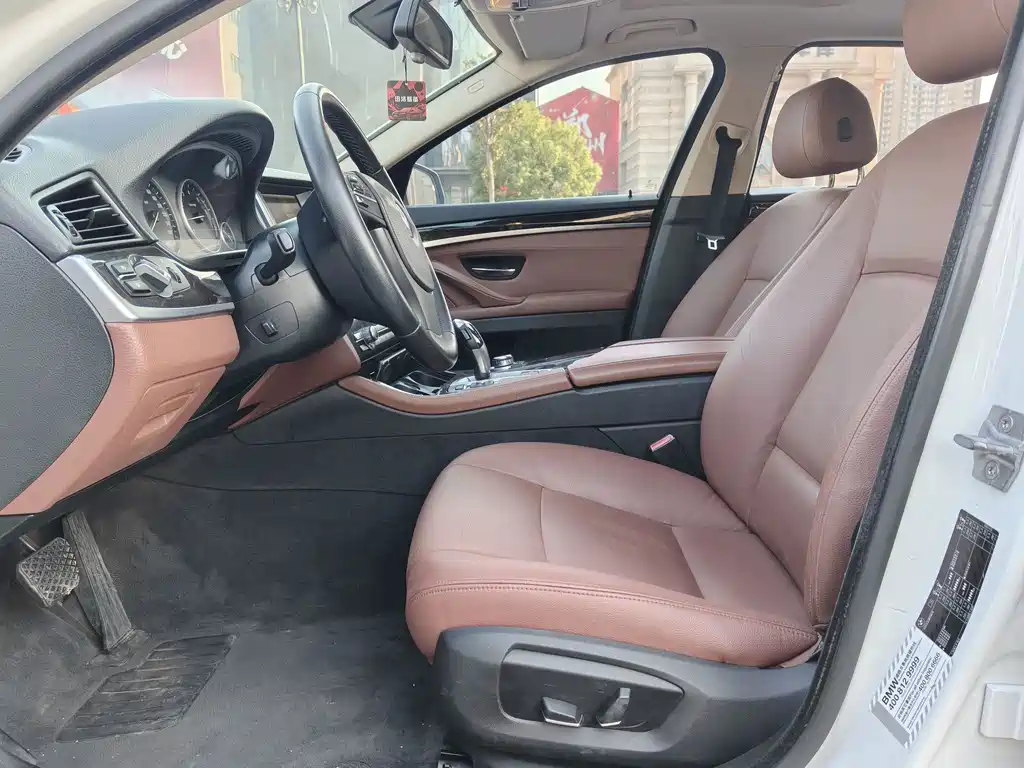 BMW 5 Series — миниатюра 10