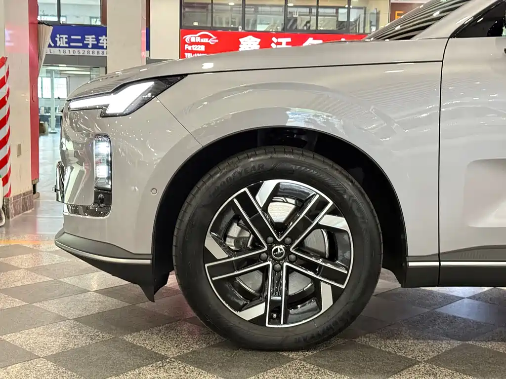 Volvo XC70 PHEV — миниатюра 7