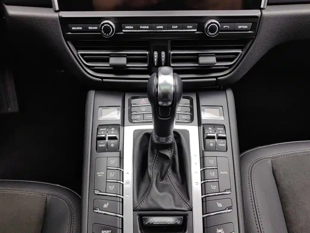 Porsche Macan — миниатюра 13