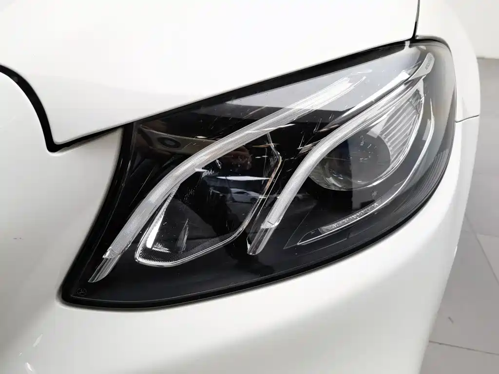 Mercedes-Benz E-Class — миниатюра 7