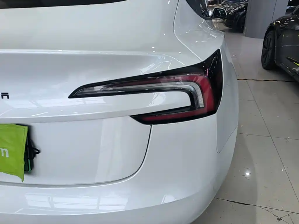 Tesla Model 3 — миниатюра 8