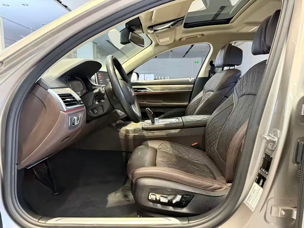 BMW 7 Series — миниатюра 6
