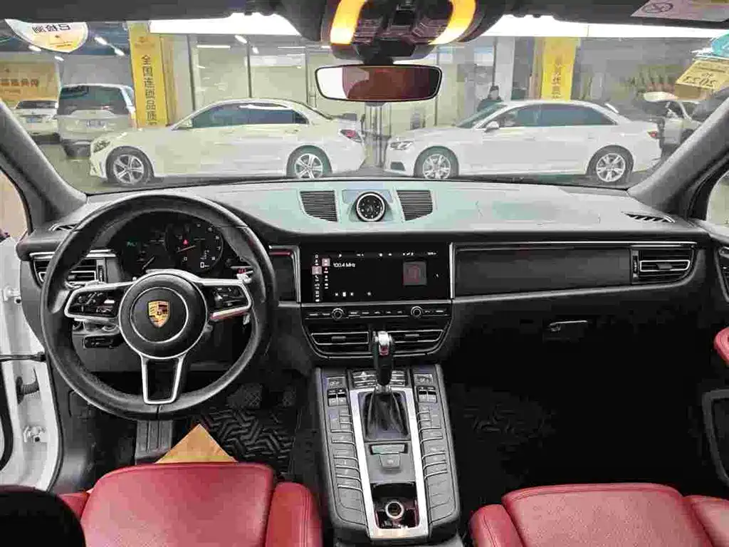 PORSCHE MACAN