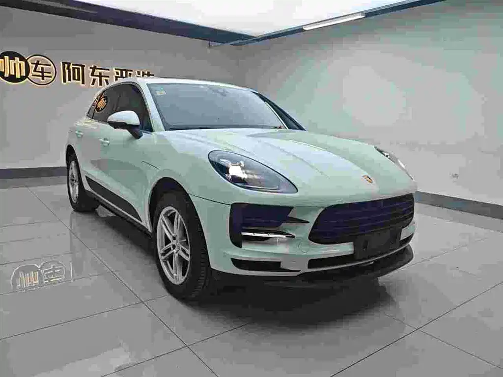 PORSCHE MACAN