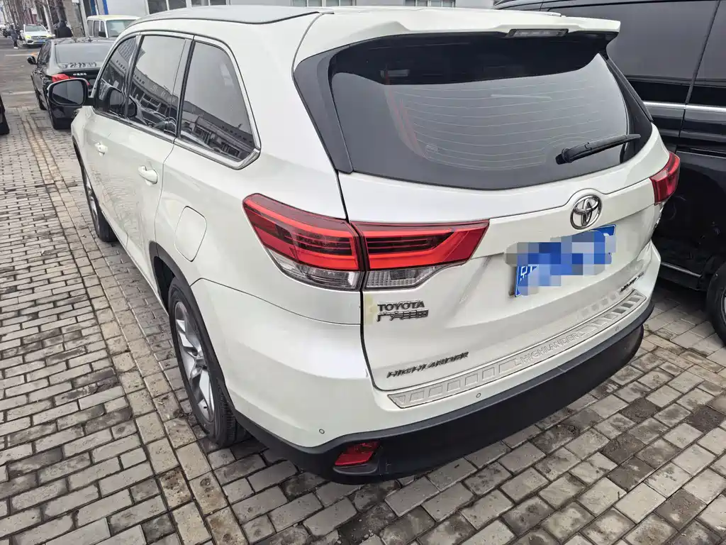 TOYOTA HIGHLANDER