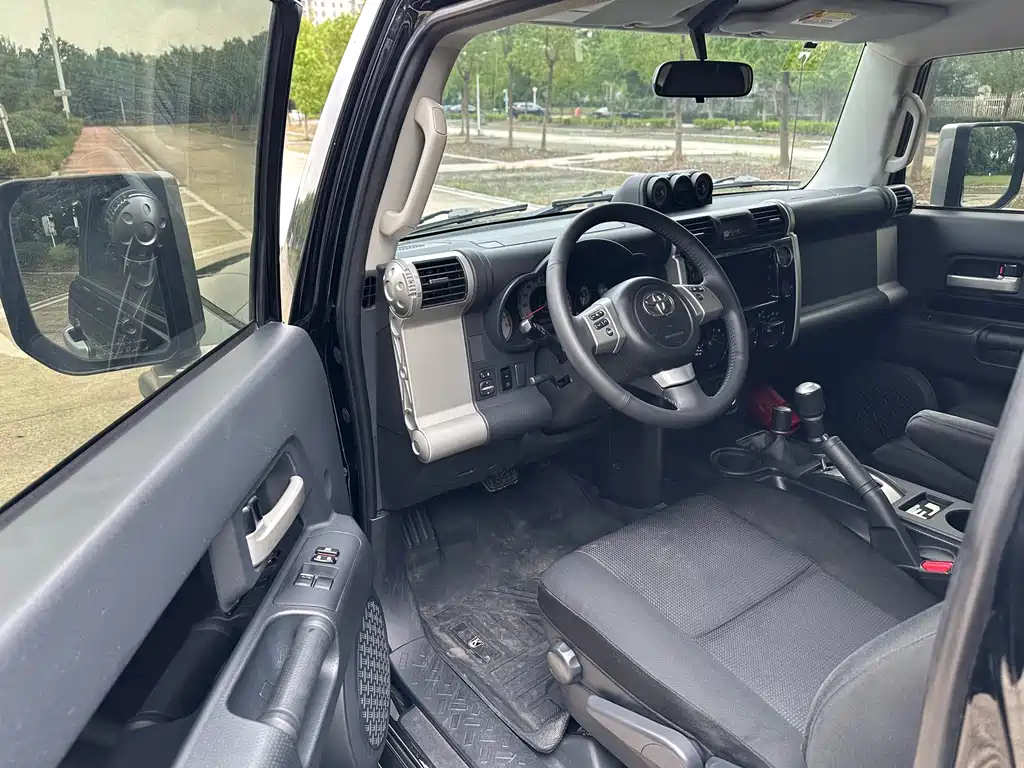 Toyota FJ Cruiser — миниатюра 7