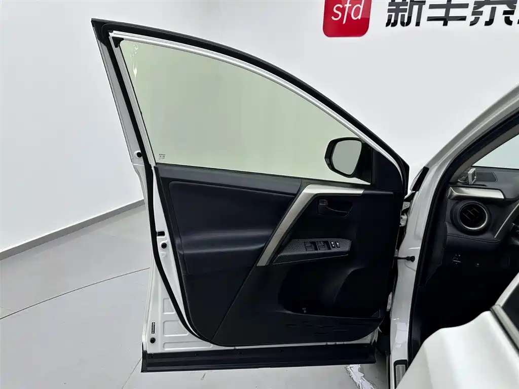 Toyota RAV4 2015 2.5L AT Elite