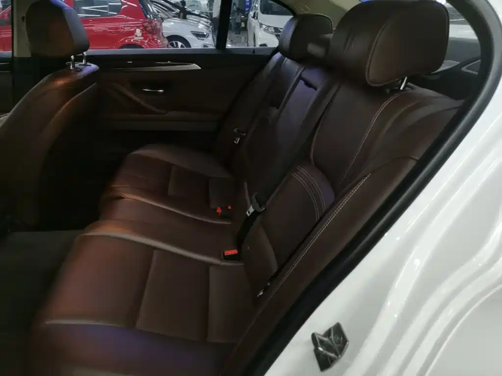 BMW 5 Series — миниатюра 17