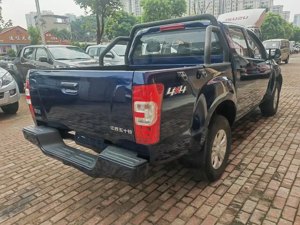 Isuzu RE-MAX 2025 2.4L MT Standard