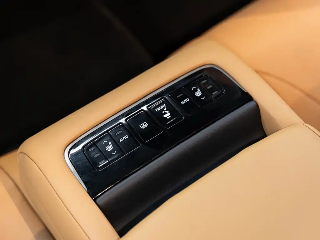 Lexus LS — миниатюра 18