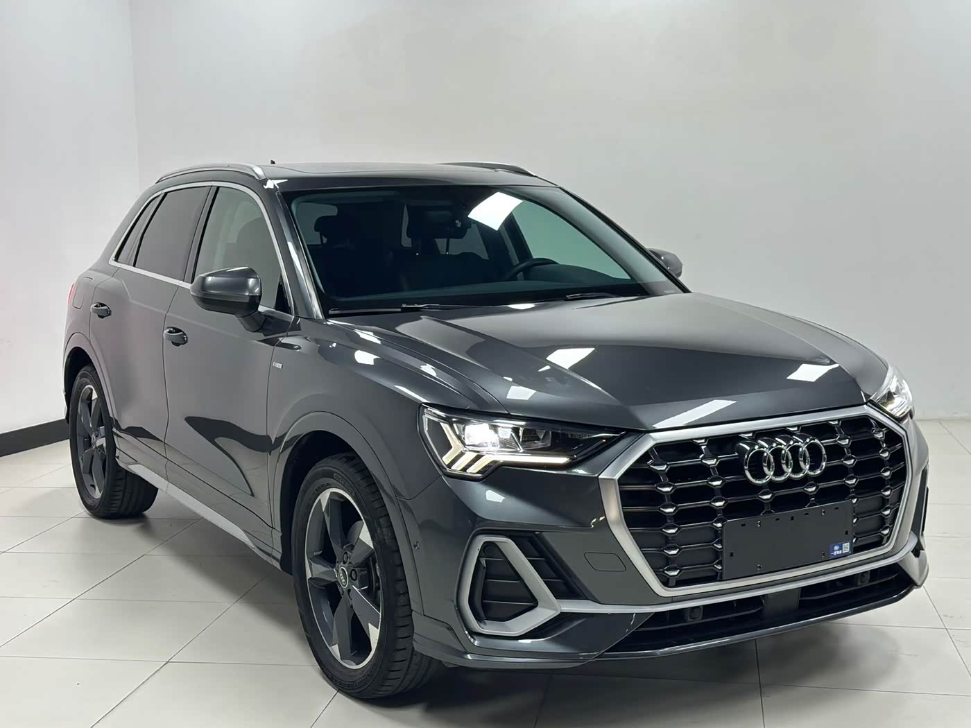 Audi Q3 1.4 л 2022 г. Серебристо-серый, пробег 34000 км