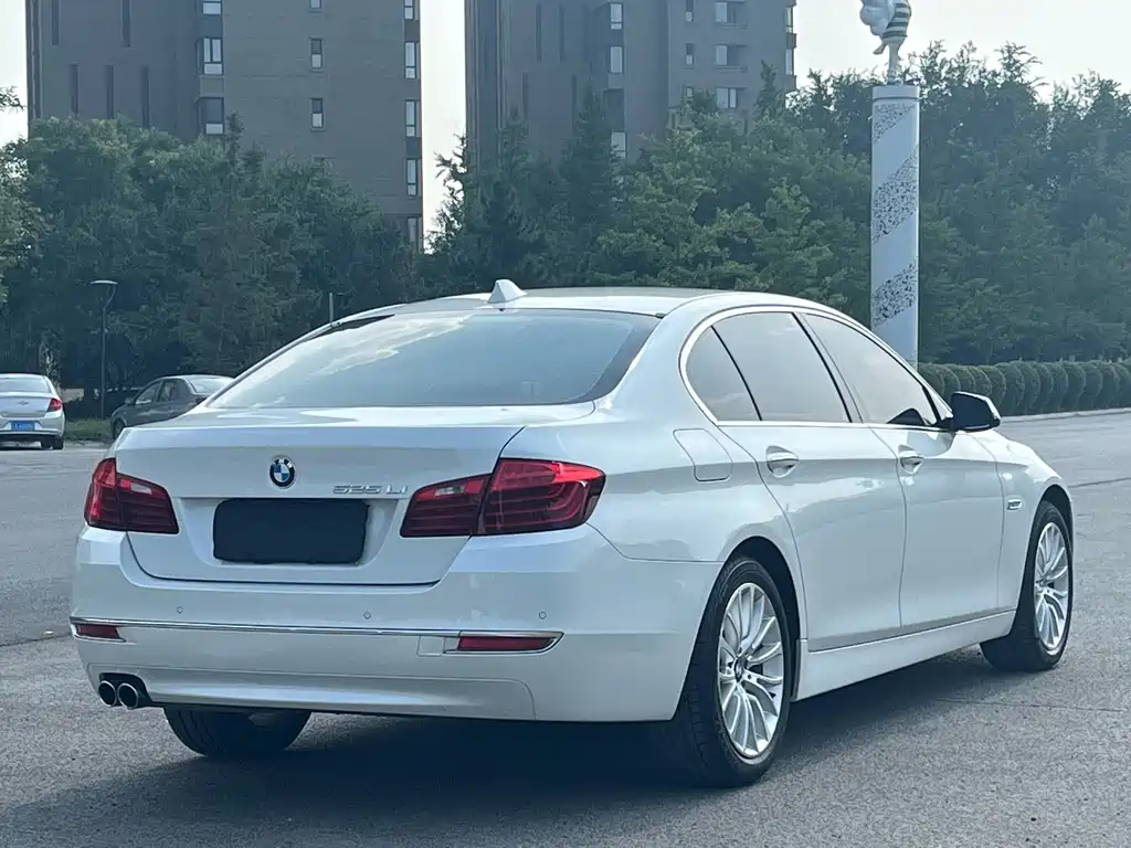 BMW 5 Series — миниатюра 9