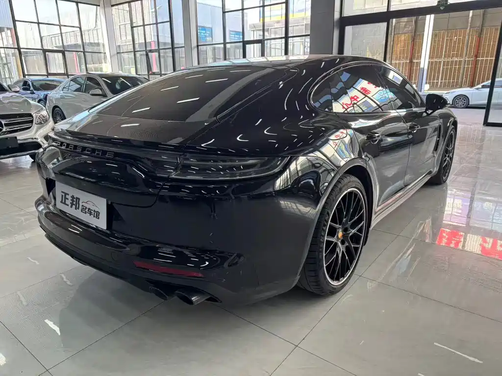 PORSCHE PANAMERA