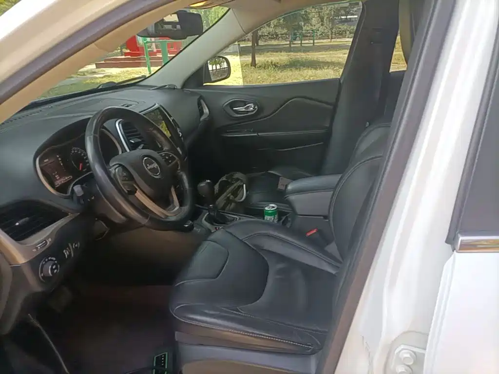 Jeep Cherokee (Import) — миниатюра 15