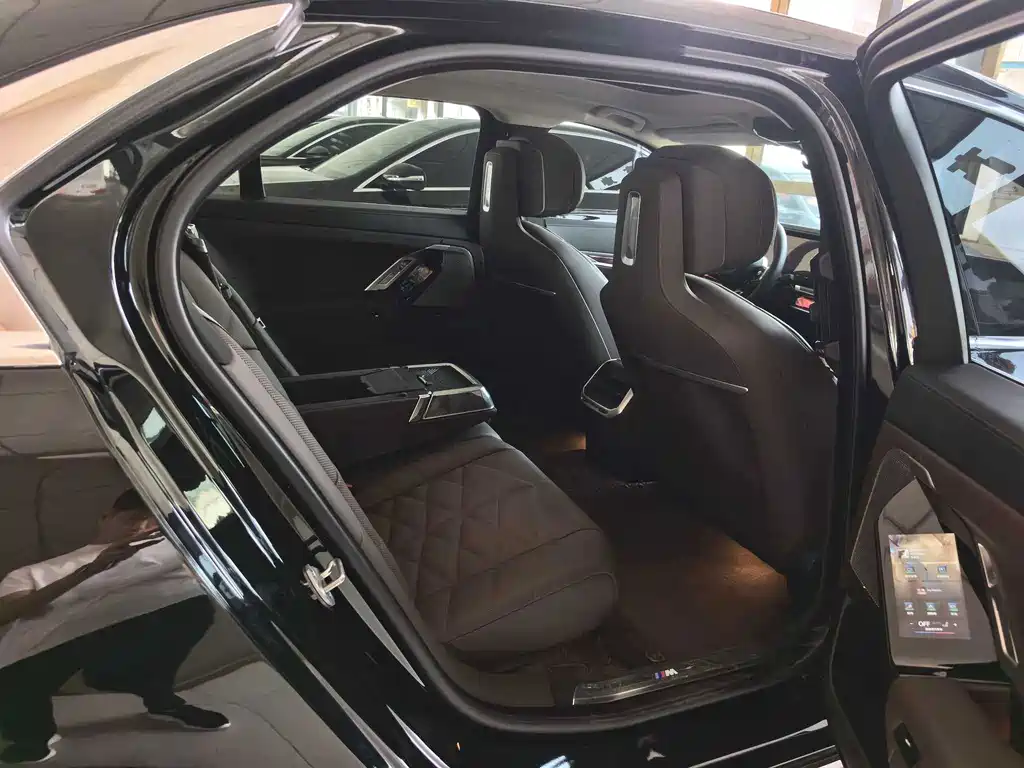 BMW i7 — миниатюра 12