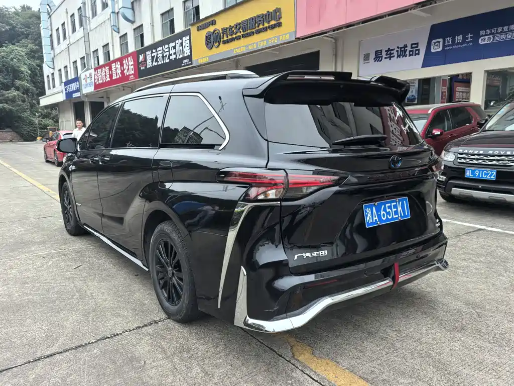 Toyota Sienna — миниатюра 3