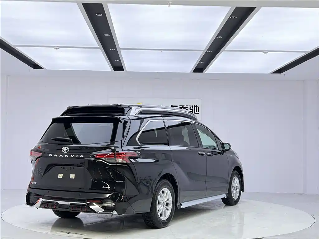 Toyota Granvia 2024 2.5L Comfort
