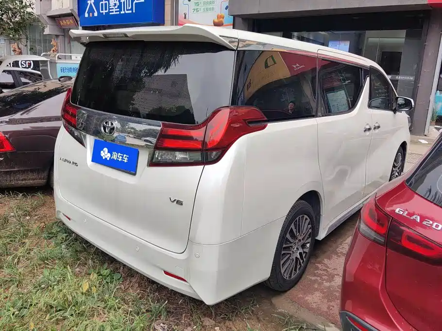 Toyota Alphard — миниатюра 3