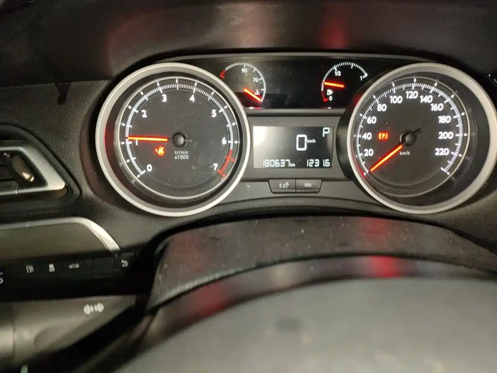 Peugeot 408 2015 1.2T AT Luxury