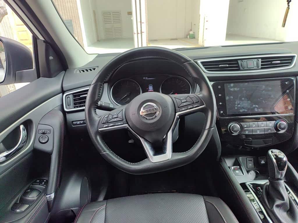 Nissan Qashqai 2.0 л 2021 г. Белый, пробег 23500 км