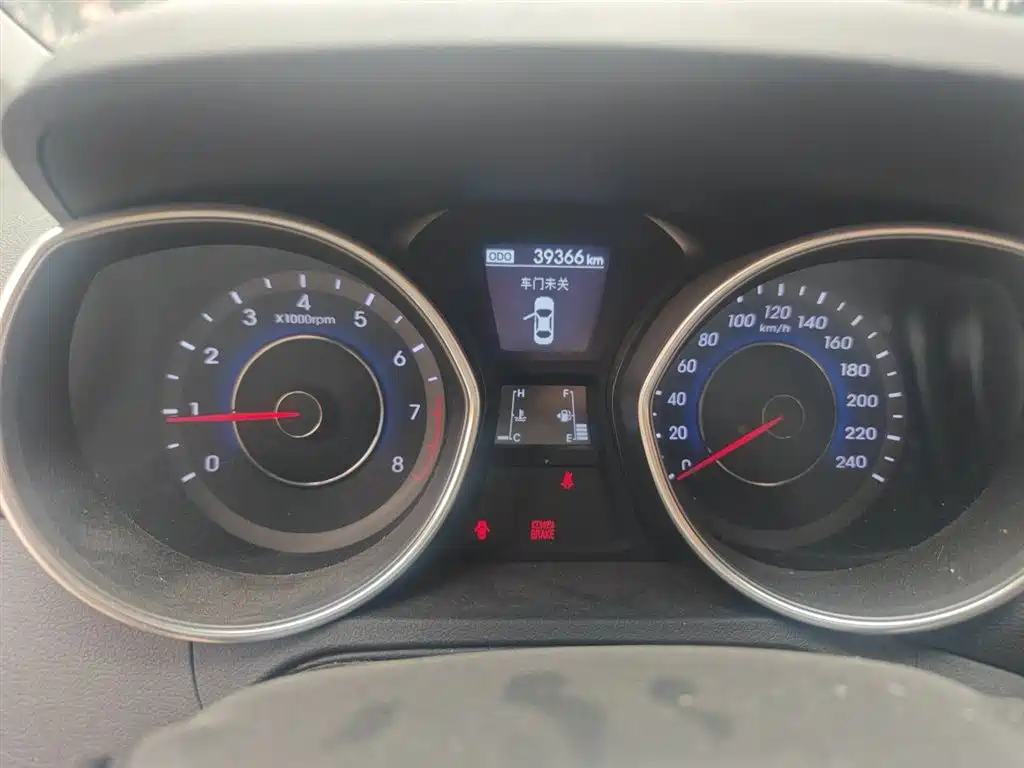 Hyundai Elantra 2015 1.6L MT Lead