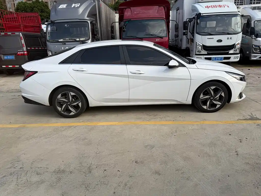 Hyundai Elantra - фото 4