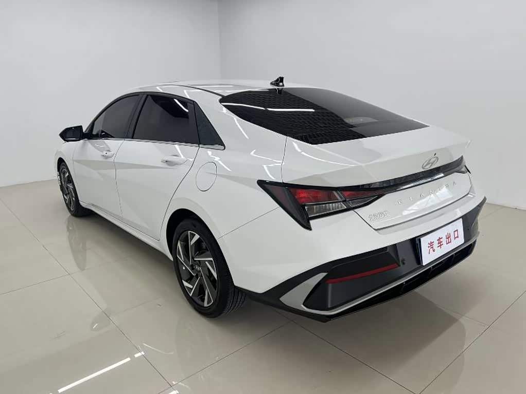 Hyundai Elantra 1.5 л 2023 г. Белый, пробег 15000 км