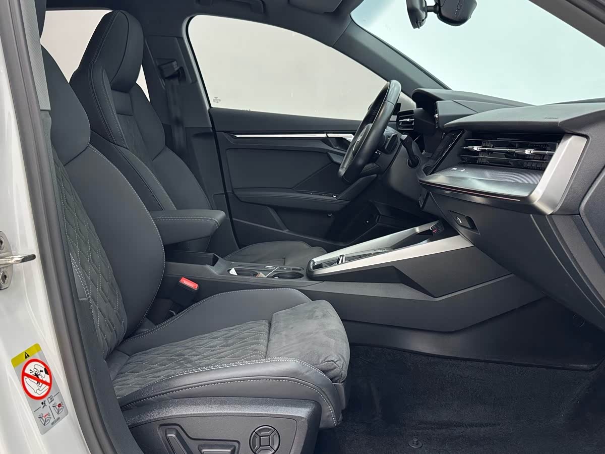 Audi A3 1.4 л 2023 г. Белый, пробег 40000 км