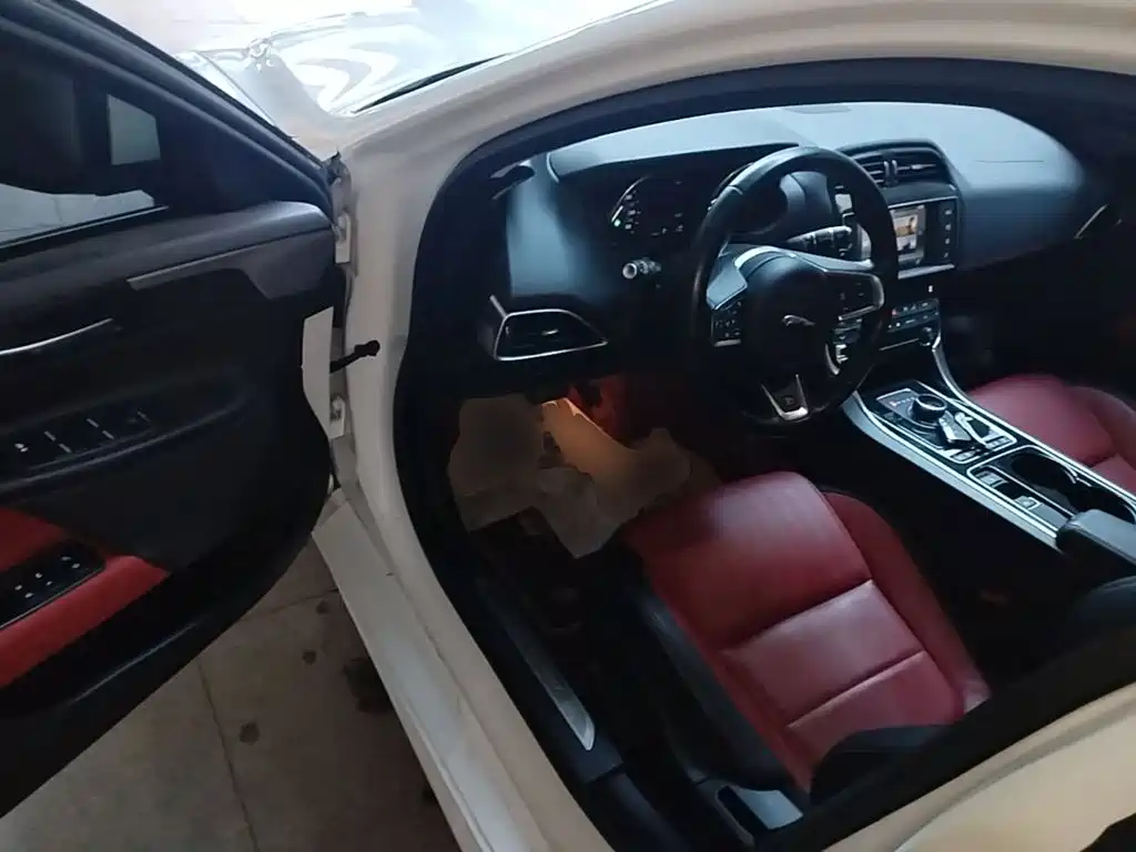 Jaguar XE — миниатюра 16