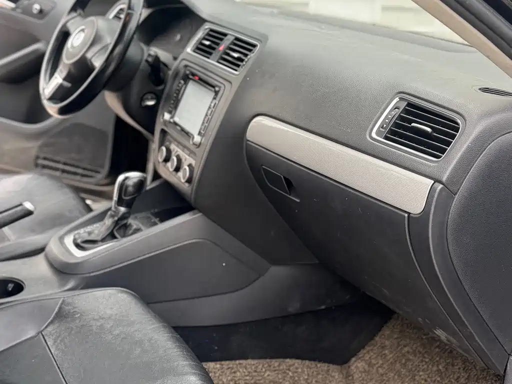 Volkswagen Sagitar 2014 1.6L AT Comfort
