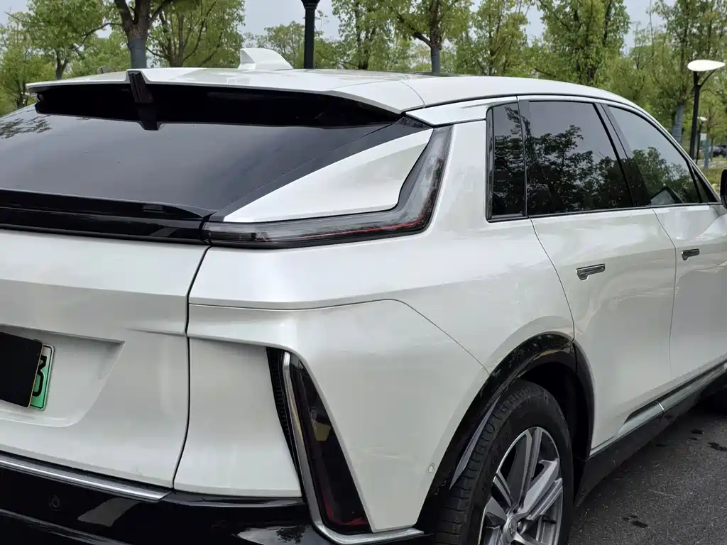 Cadillac Lyriq — миниатюра 25