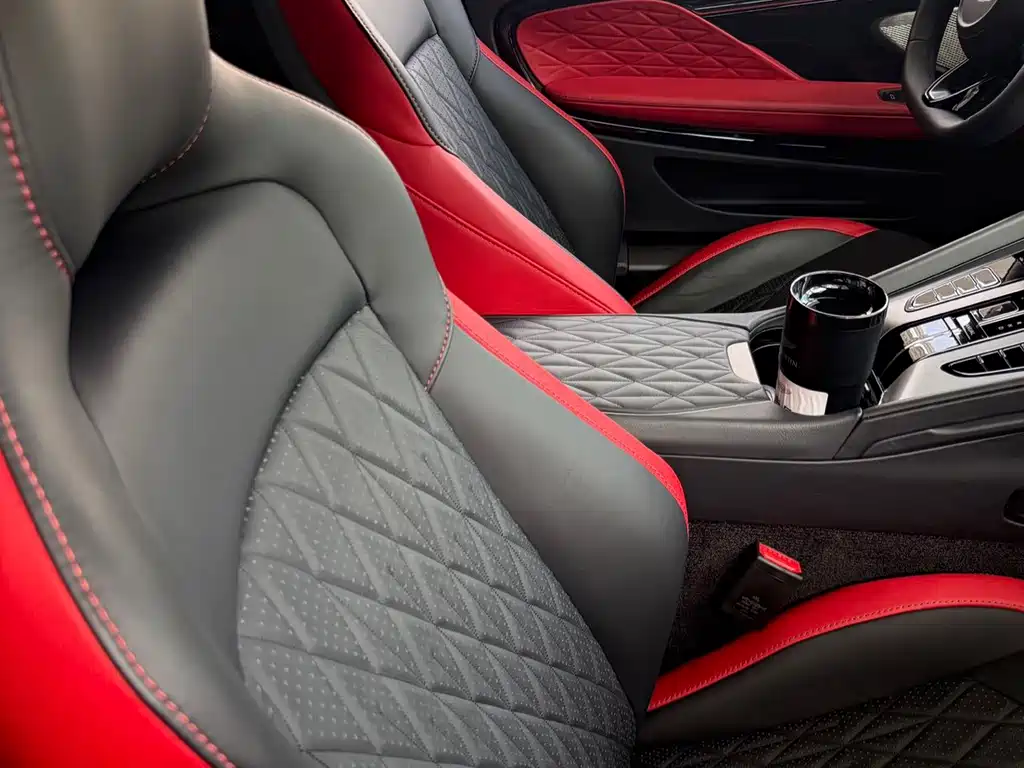 Aston Martin DB12 — миниатюра 14