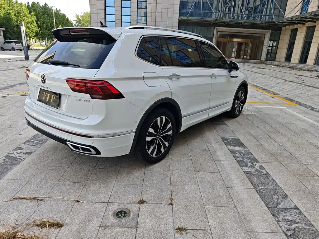 Volkswagen Tiguan L 2023 — фото 6