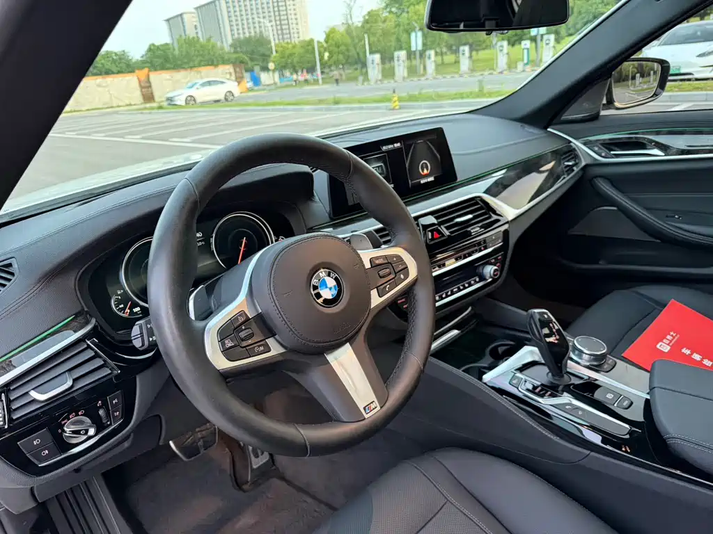 BMW 5 Series — миниатюра 6