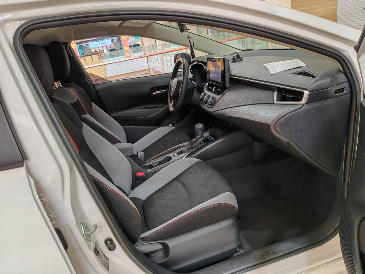 Toyota Corolla 1.2 л 2024 г. Белый, пробег 41000 км