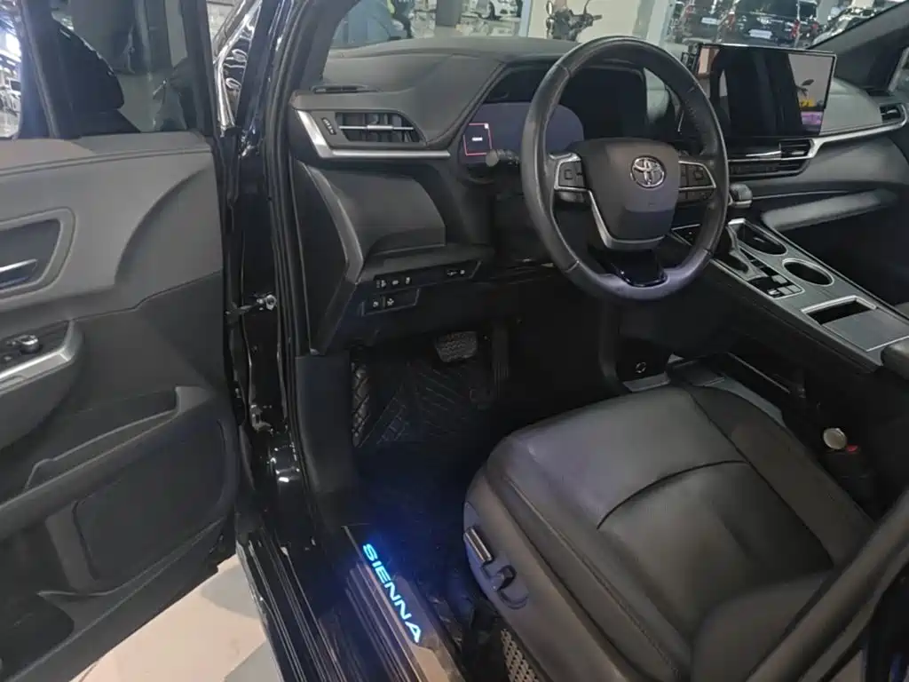 Toyota Sienna — миниатюра 16