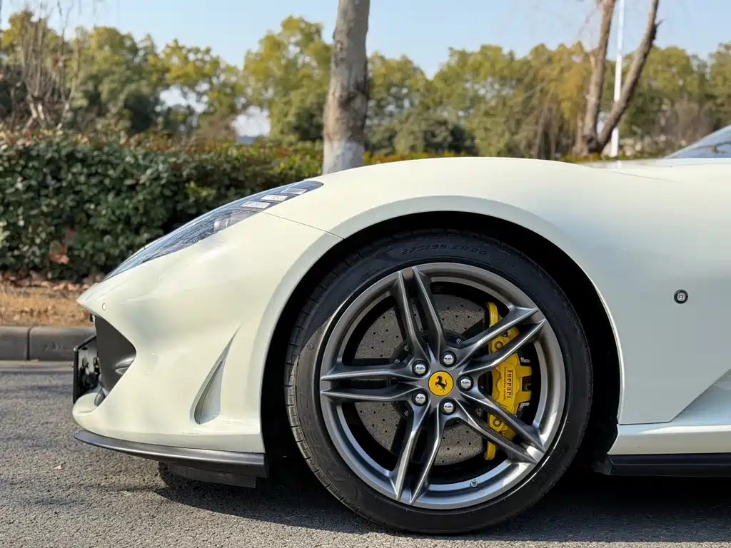 FERRARI 812