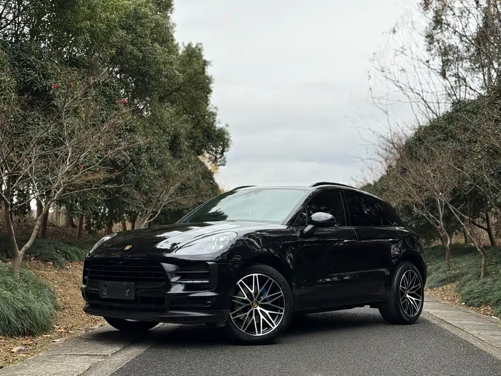PORSCHE MACAN