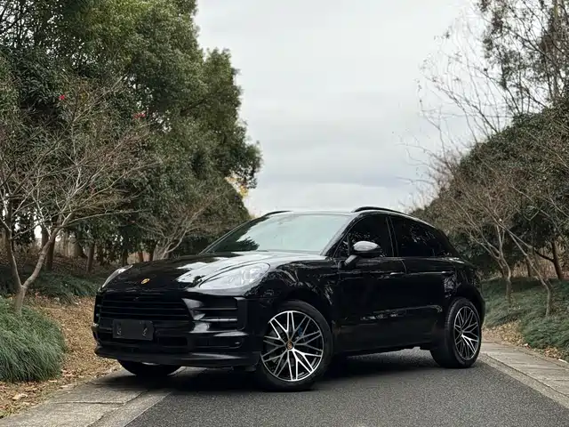 PORSCHE MACAN