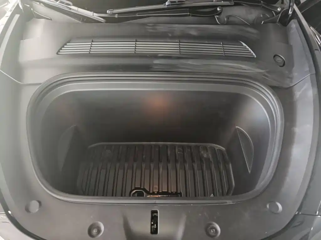 Tesla Model Y — миниатюра 20