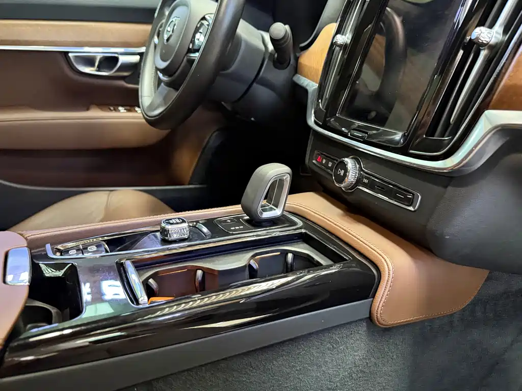 Volvo S90 PHEV — миниатюра 19