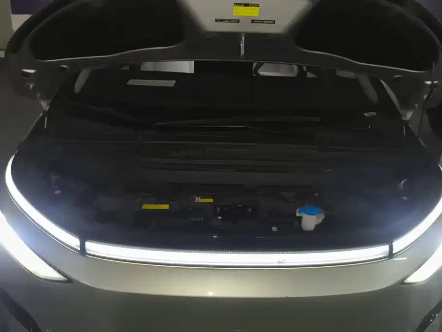 XPeng X9 — миниатюра 10